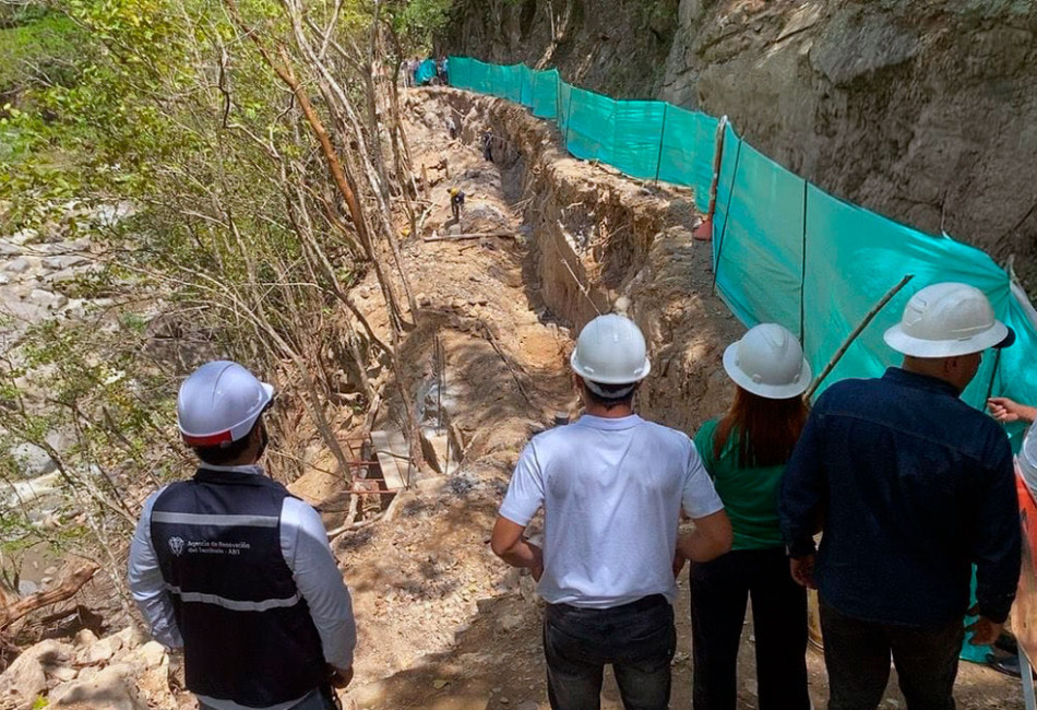 Funcionarios revisando el avance de la obra
