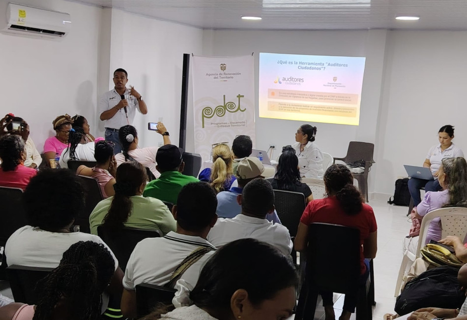 Integrantes de Mesa comunitaria en capacitación