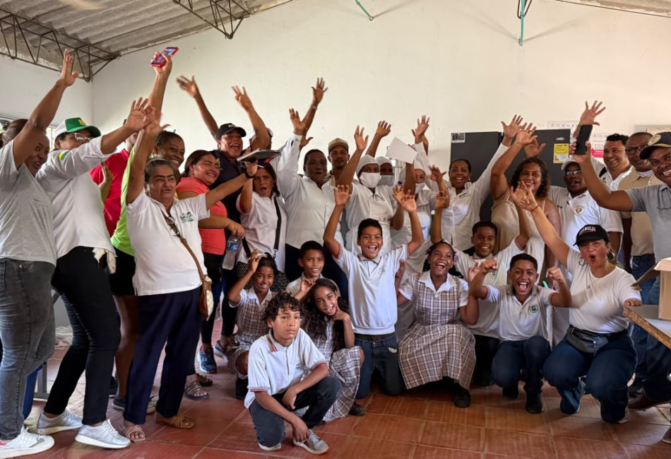 Niños y comunidad en la entrega de dotación para restaurantes escolares