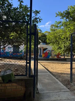 Entrada a la Escuela La Holanda