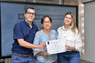 Comunidad presentando su diploma en reunión de Mesa Comunitaria de Valledupar