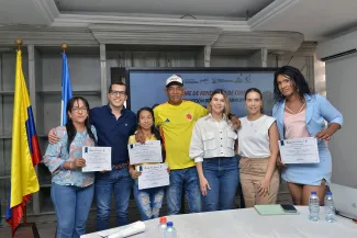 Comunidad presentando su diploma en reunión de Mesa Comunitaria de Valledupar