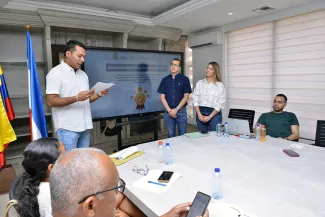Hombre joven hablando en reunión de Mesa Comunitaria de Valledupar