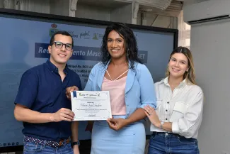 Comunidad presentando su diploma en reunión de Mesa Comunitaria de Valledupar