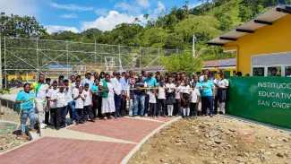 Estudiantes del Centro Educativo San Onofre en la entrega de la obra de mejoramiento