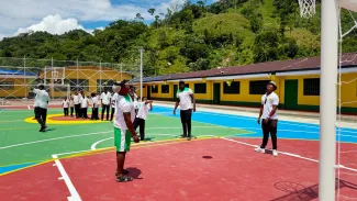 Estudiantes del Centro Educativo San Onofre jugando en cancha múltiple