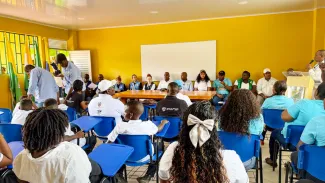 Personas de la comunidad entrega del Centro Educativo San Onofre