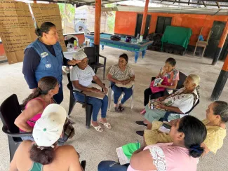 Mujeres de la comunidad participando en la Escuela de Campo