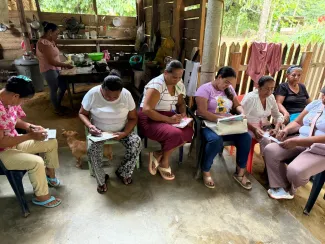 Mujeres de la comunidad participando en la Escuela de Campo