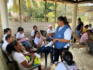 Mujeres de la comunidad participando en la Escuela de Campo