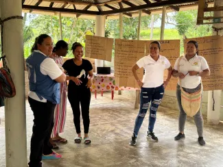 Mujeres de la comunidad participando en la Escuela de Campo