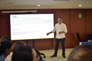 Hombre exponiendo sobre el mecanismo de Obras por Impuestos