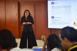 Mujer exponiendo sobre el mecanismo de Obras por Impuestos