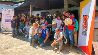 Comunidad Anamichú Pijao recibiendo apoyo tecnológico en el marco del proyecto “Sosteniendo la Paz”