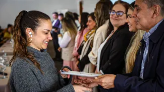 Empresarios recibiendo un diploma de reconocimiento - Obras por Impuestos