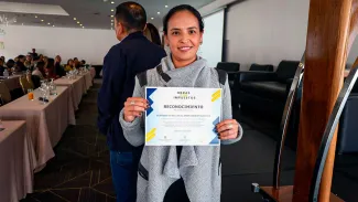 Empresarios recibiendo un diploma de reconocimiento - Obras por Impuestos