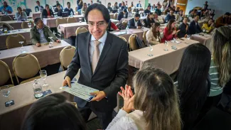 Empresarios recibiendo un diploma de reconocimiento - Obras por Impuestos