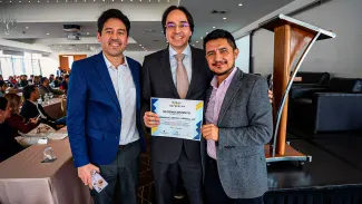 Empresarios recibiendo un diploma de reconocimiento - Obras por Impuestos