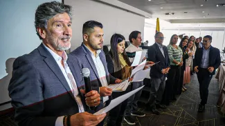 Empresarios recibiendo un diploma de reconocimiento - Obras por Impuestos