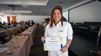 Empresarios recibiendo un diploma de reconocimiento - Obras por Impuestos