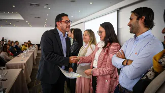 Empresarios recibiendo un diploma de reconocimiento - Obras por Impuestos