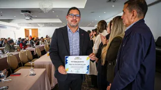 Empresarios recibiendo un diploma de reconocimiento - Obras por Impuestos