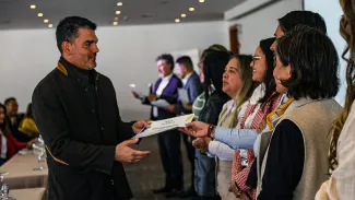 Empresarios recibiendo un diploma de reconocimiento - Obras por Impuestos