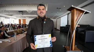 Empresarios recibiendo un diploma de reconocimiento - Obras por Impuestos