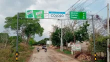 Carretera con letrero de bienvenida a Colosó, Sucre