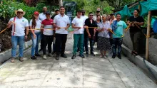 Equipo ART y comunidad en la entrega de la placa huella