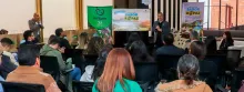 Personas en presentación de la campaña Productos con Sabor a Paz