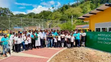 Estudiantes del Centro Educativo San Onofre en la entrega de la obra de mejoramiento