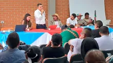 Firmantes del Acuerdo de Paz y comuneros indígenas en presentación de proyecto