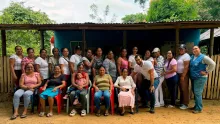 Mujeres de Tierralta frente a una casa azul