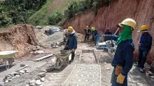 Obreros en construcción de placahuella
