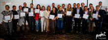 Empresarios recibiendo un diploma de reconocimiento