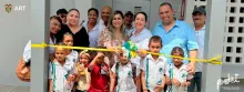 Funcionarios de la ART y estudiantes inaugurando una obra educativa