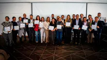 Empresarios recibiendo un diploma de reconocimiento