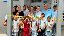 Funcionarios de la ART y estudiantes inaugurando una obra educativa