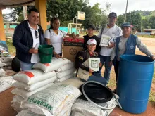 Cacaocultores del Sur de Bolívar recibiendo insumos