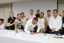 firma de una histórica acta de compromisos