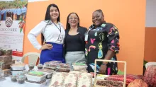 Mujeres cacaoteras vendiendo sus productos en feria