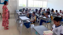 Estudiantes en salón de colegio en Tierralta
