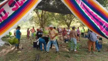 Comunidad indígena Nasa en huerta tradicional