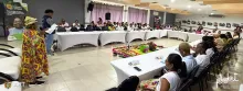 Partera tradicional hablando en la presentación de la caracterización