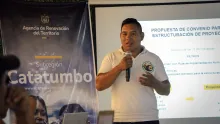 Hombre indígena Barí hablando en micrófono
