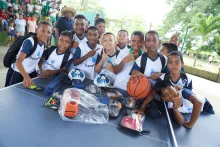 Estudiantes de Acandí recibiendo dotación deportiva