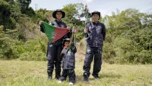 Hombre, mujer y niño de guardia indígena