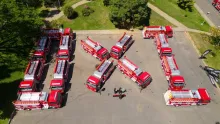 Carros de bomberos formando las letras O X I