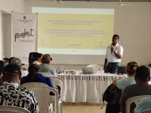 Funcionario de la ART dando capacitación a los integrantes de las Mesas comunitarias de los Montes de María